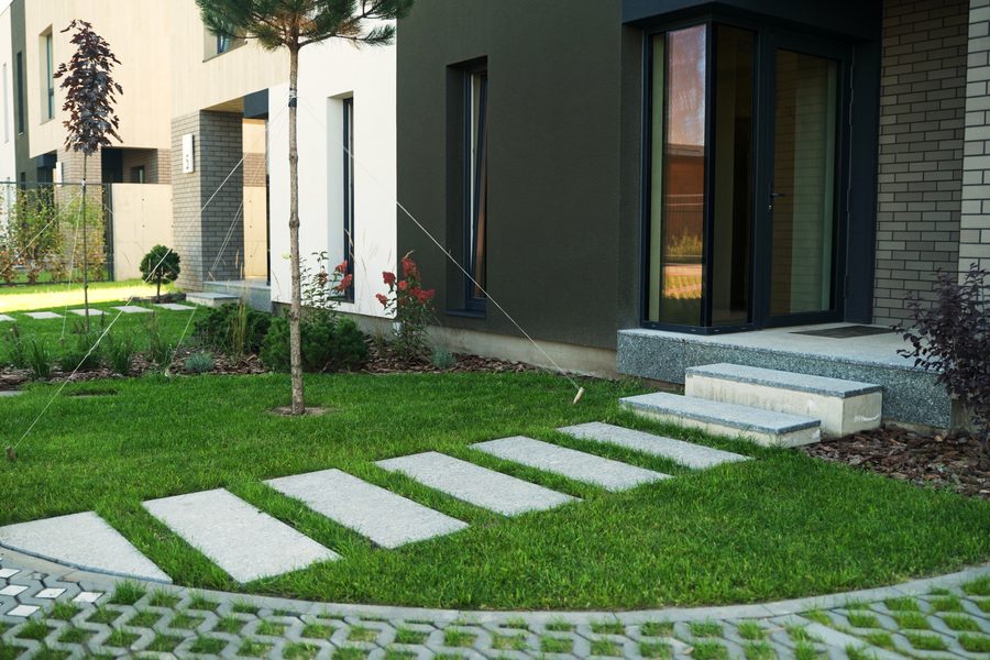Vorgarten mit Trittplatten und frischem Rasen